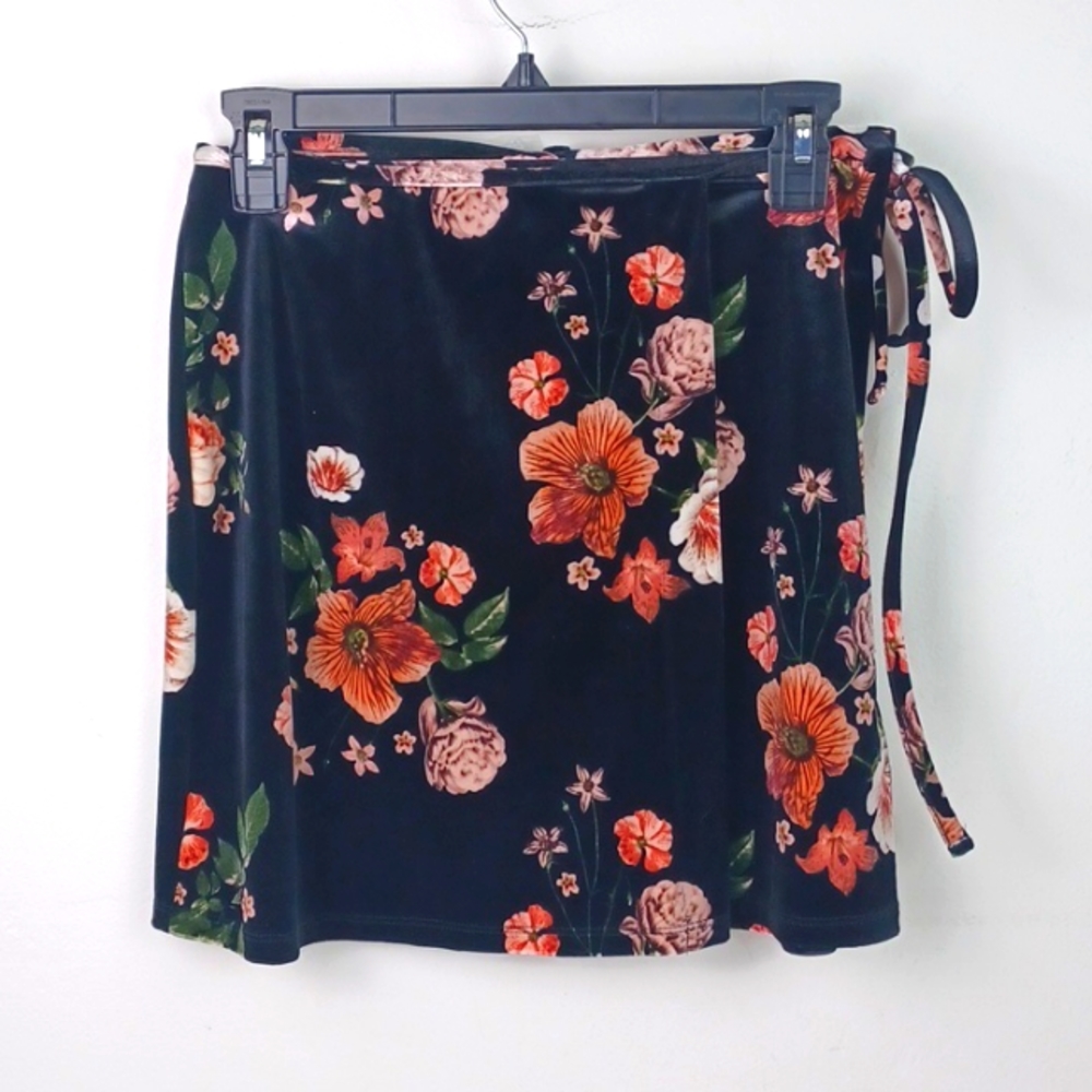 🌻 3 For $15 TOP SHOP Black With Pink Floral Graphic Velvet Wrap  Skirt SZ 6